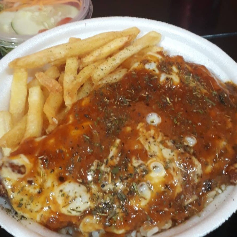 Pensou em algo saboroso, suculento e iressistível? È muito provável que você esteja querendo o Filé de Frango a Parmegiana do Chef's Bar. Tempero caseiro totalmente diferenciado, molho pomodoro feito com muito carinho e uma queijo derretido para conquistar seu paladar. Comida farta e verdadeiramente caseira.  Acompanha: Filé de Frango a Parmegia Arroz Branco Batata Frita