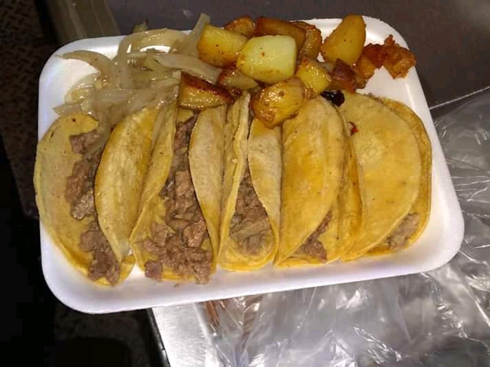 Tacos de carne asada _ + Agua fresca