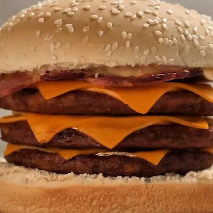 Pão macio com gergelim, três camadas de carne, três ovos, três generosas fatias de cheddar derretido, três fatias de bacon, batata palha, maionese da casa.