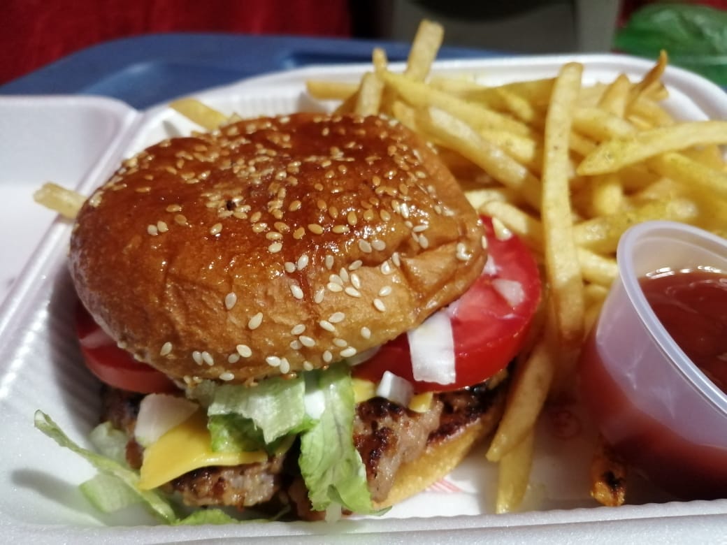 Burguer con papas y 1 coca