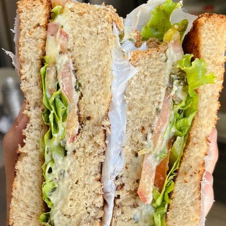 Sanduíche perfeito para quem prefere algo mais leve, preparado no brioche de longa fermentação da casa, ele tem recheio de creme de ricota com espinafre, alface e tomate