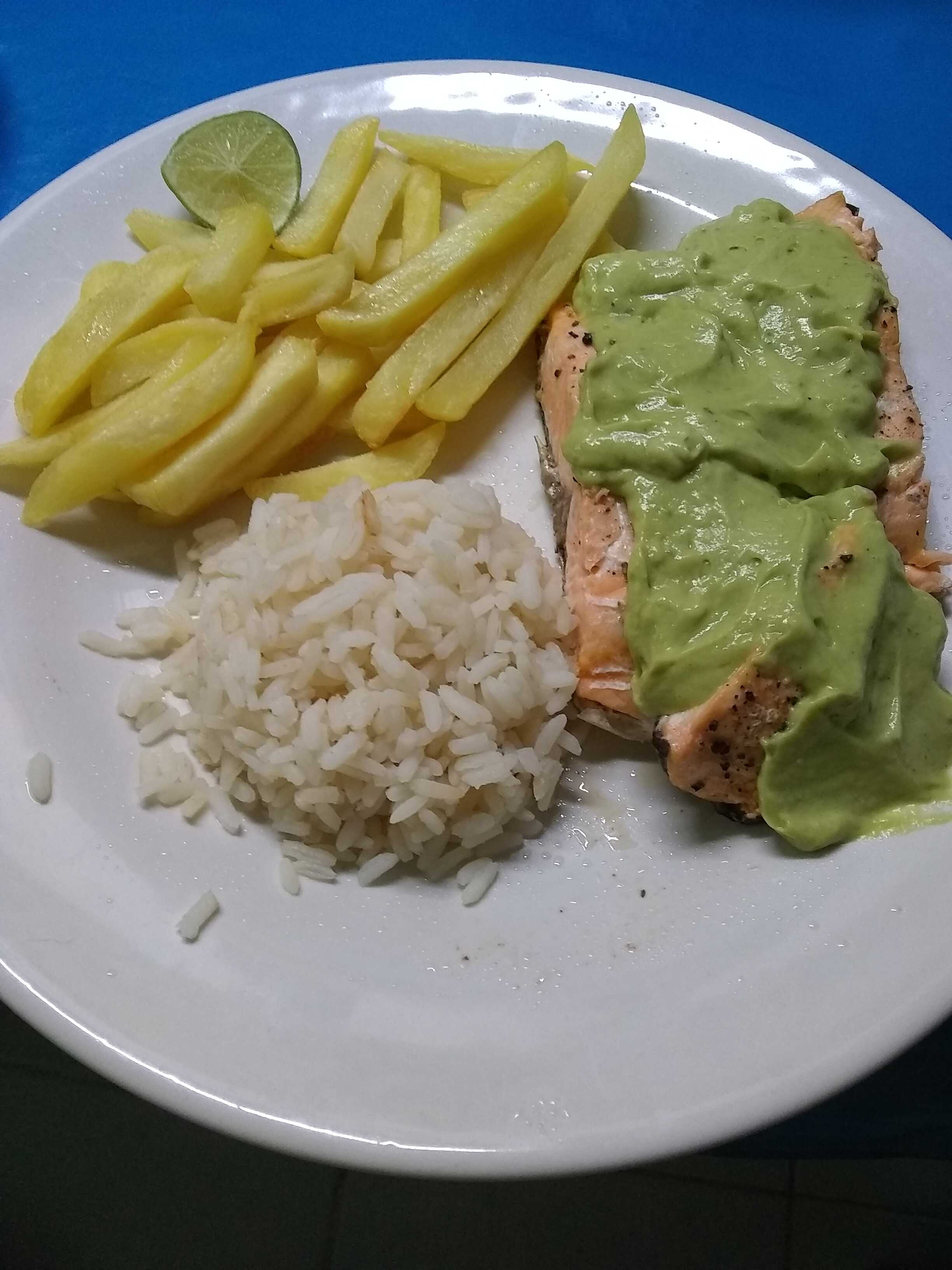 Salmón en Salsa de Aguacate