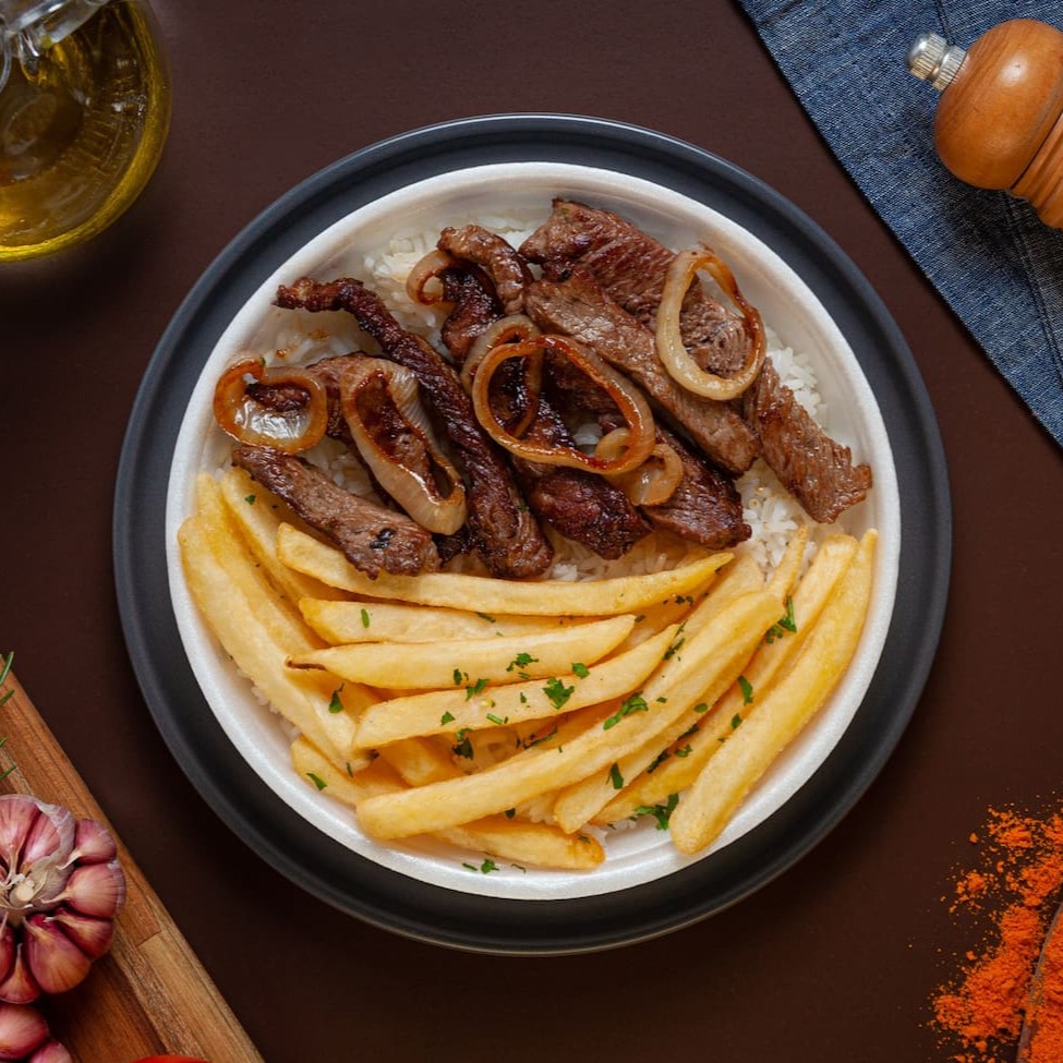 Iscas De Alcatra Temperadas Com Iguarias Naturais Acompanhada Por Arroz Soltinho E Fritas dando uma combinação especial para você!