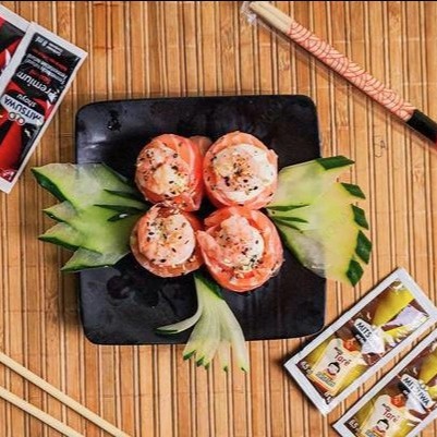 Salmão, camarão por cima, cream cheese e cebolinha, gergelim. (4 peças)