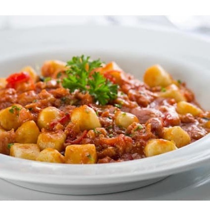 Um delicioso Nhoque tradicional ao Molho Picante receita caseira com base de molho de tomate, calabresa pimenta do reino e bacon Nhoques disponivéis: Batata inglesa, Batata doce ou aipim com ervas finas.