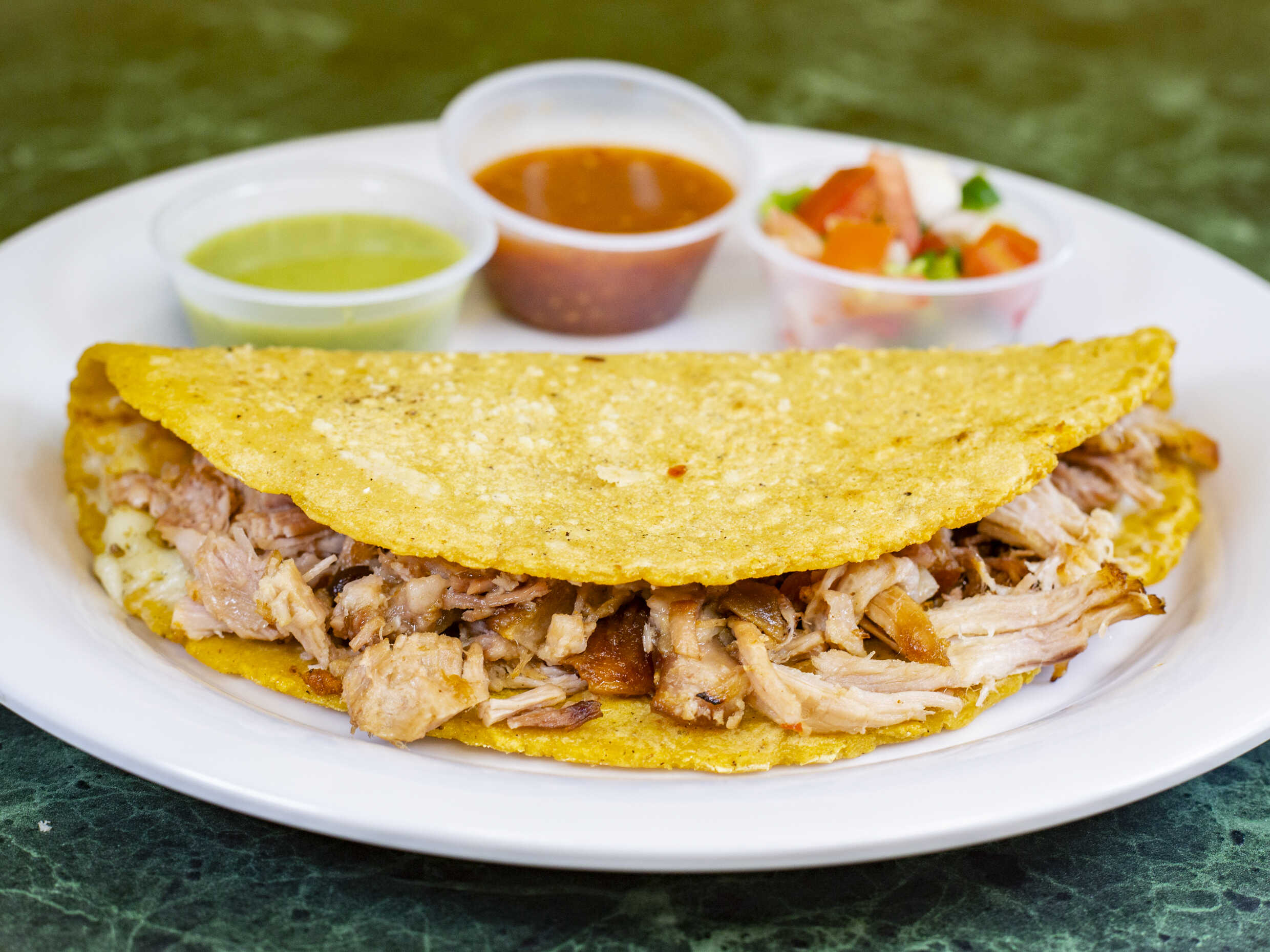 Quesadilla Carnitas Tortilla Hecha a Mano Dorada