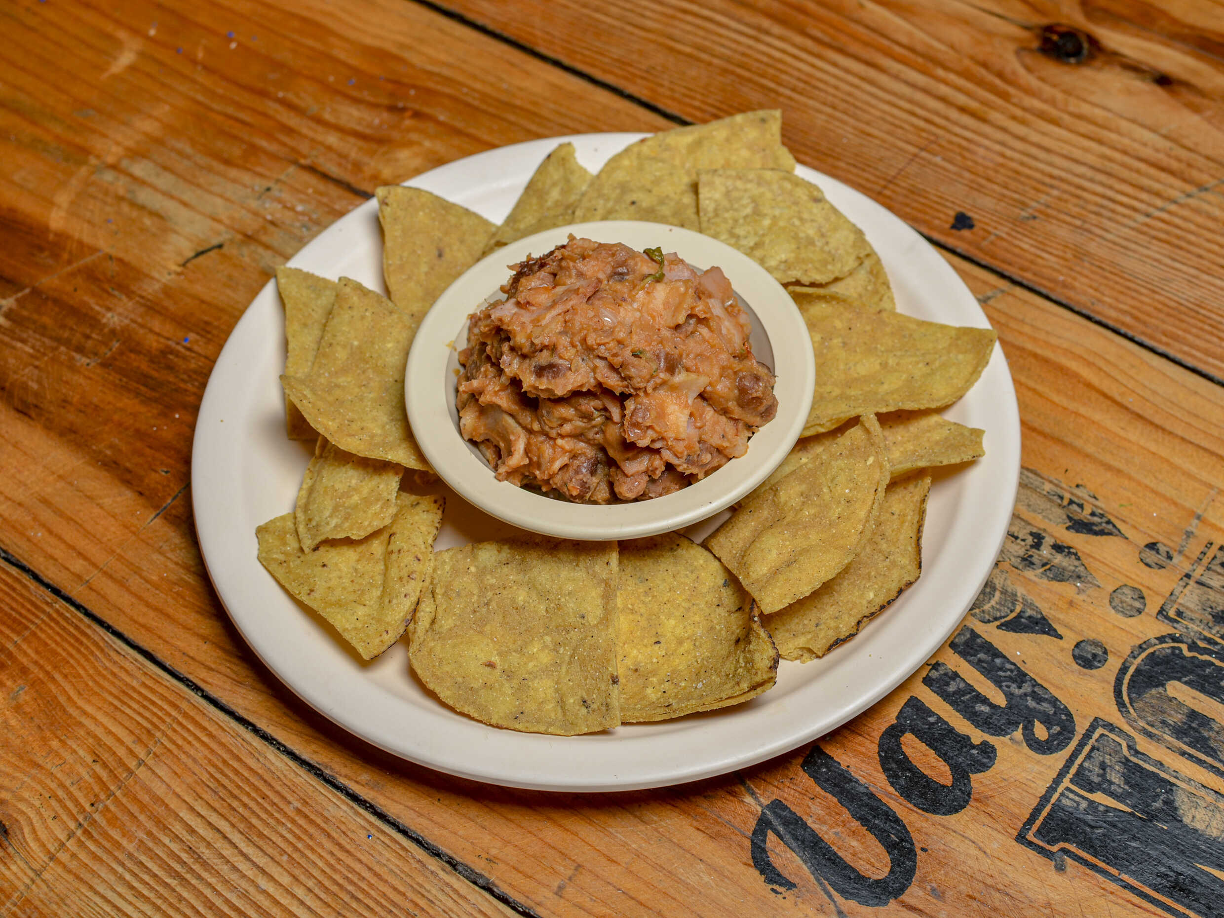 Frijol refrito con tocino y cilantro.
