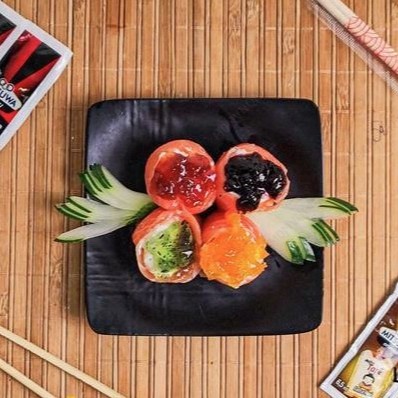 Tira de salmão enrolada, cream cheese por dentro e finalizado com geleia por cima