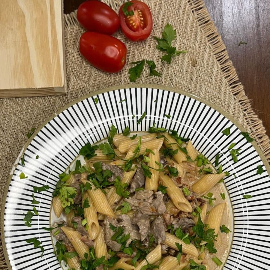 Penne al dente combinado com suculentas tiras de filé mignon e pedaços crocantes de bacon, envoltos em um molho branco cremoso com um toque de shoyu que adiciona um sabor único e sofisticado. Finalizado com salsa fresca, este prato é uma explosão de aromas e sabores em perfeita harmonia.  #Massa #penne #spaguethi #filemignon #molhobranco #macarrão #gnocchi #bolonhesa #bolonhesa #massa #camarão #fr