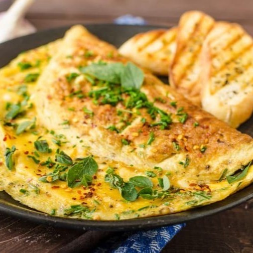 Delicioso Omelete de queijo com 3 acompanhamentos a sua escolha!
