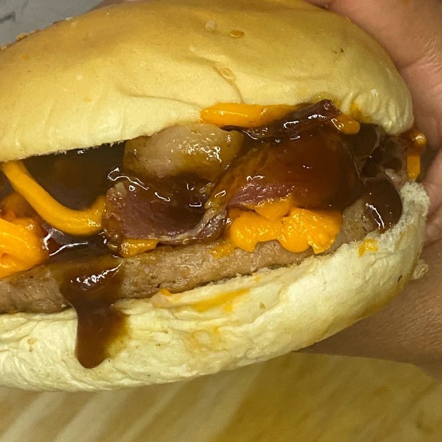 Acompanha :Pão, carne,bacon,cheddar ,barbecue.