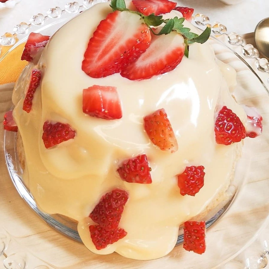 Delicioso bolo, de baunilha bem fofinho, recheio de geleia de morango artesanal, cobertura de brigadeiro gourmet e finalizado com morangos frescos aprox. 370g  serve até 2 pessoas