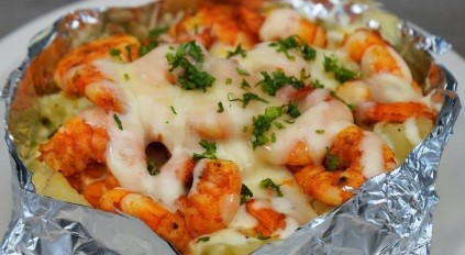 Papa Rellena de Carne Camarones