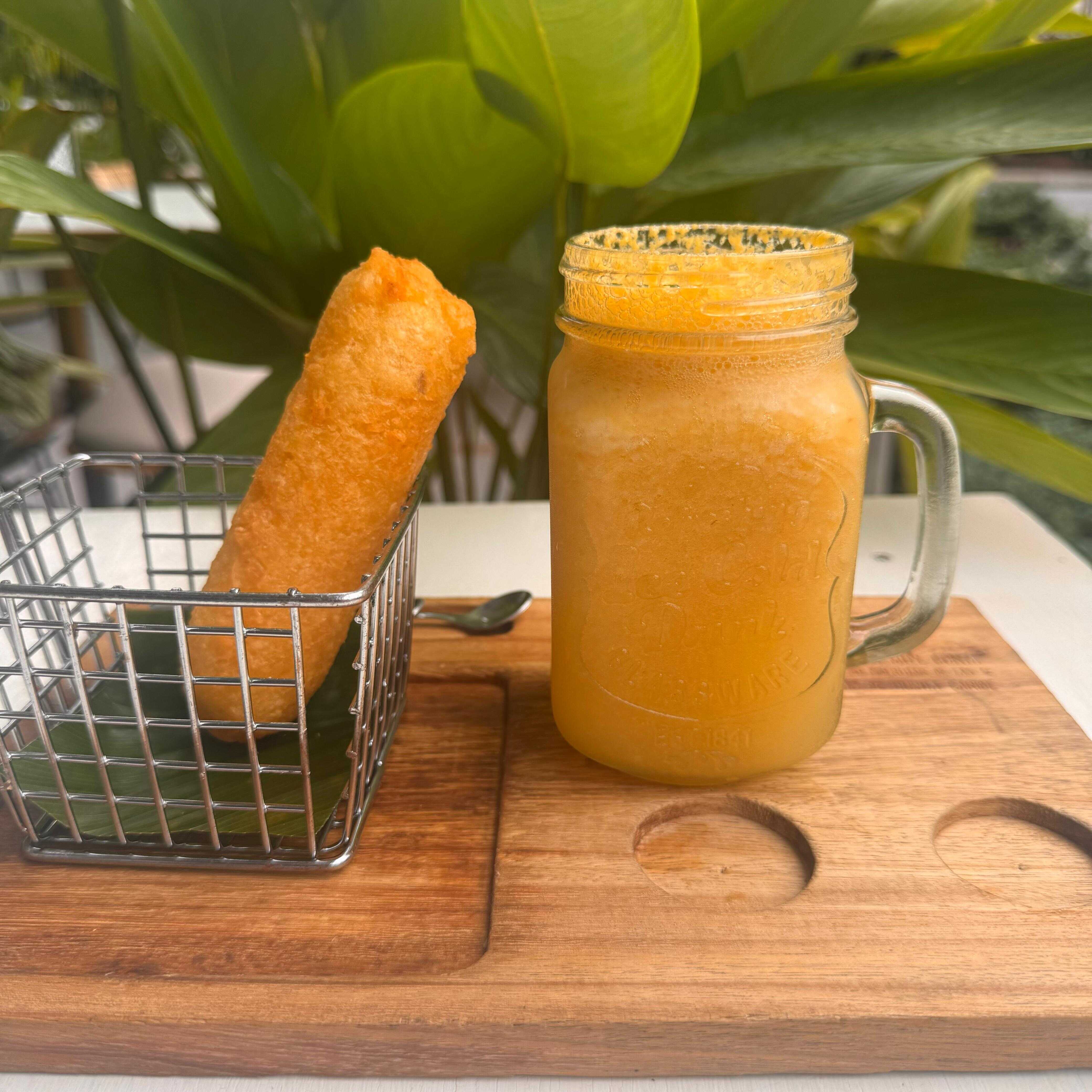 Carimañola de Queso más Jugo de Guayaba Agria