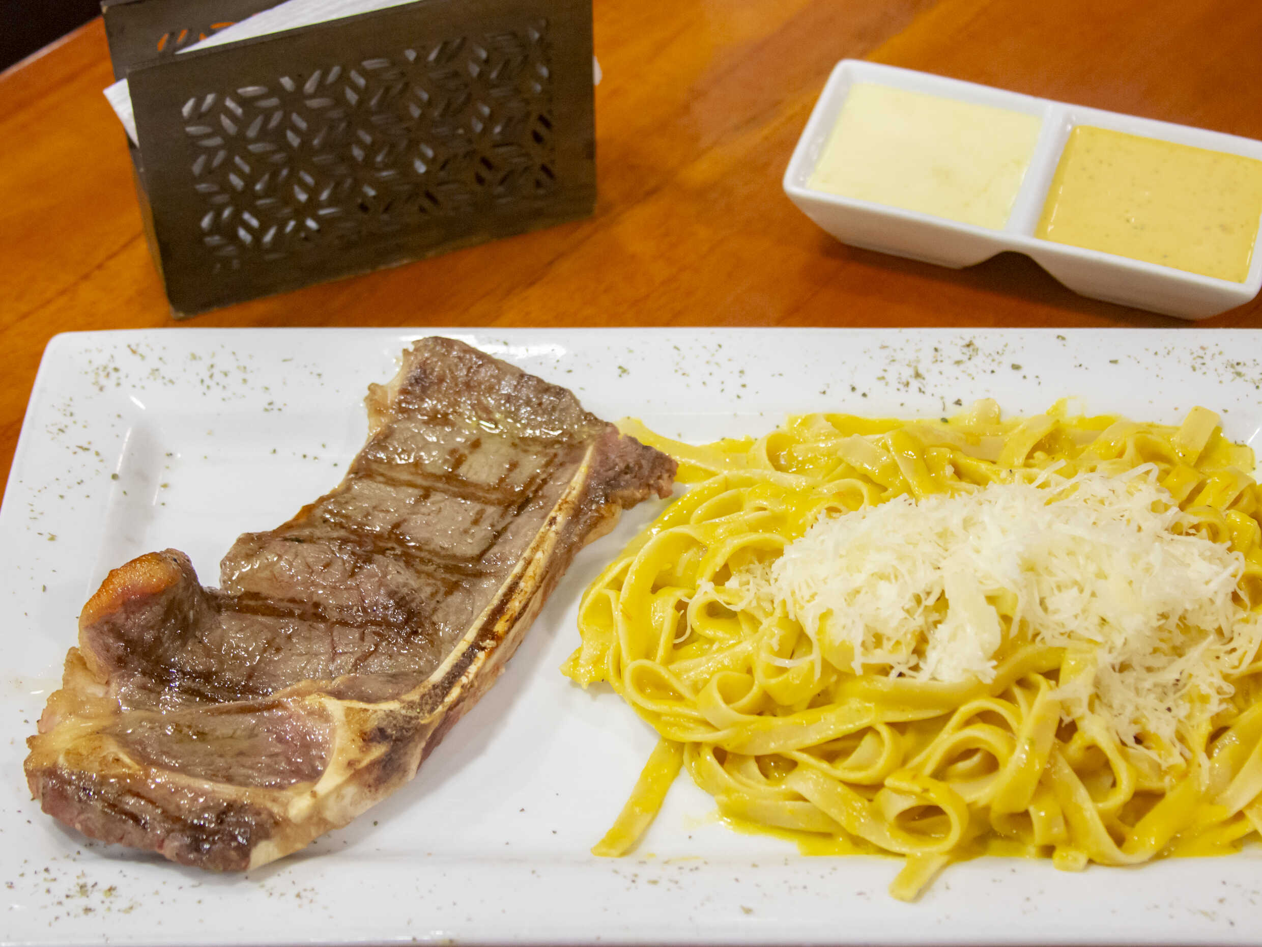 Fetuccini a la huancaina con bistec (parrilla)