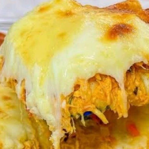 Frango desfiado, purê de mandioquinha e gratinado com queijo mussarela. Só aquecer e saborear! Obs.: Serve 01 pessoa.