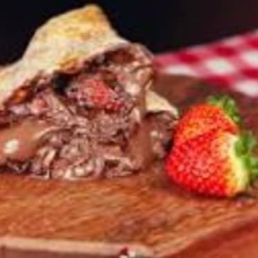 Massa frita de 15 cm recheada com delicioso recheio de Nutella e deliciosos morangos