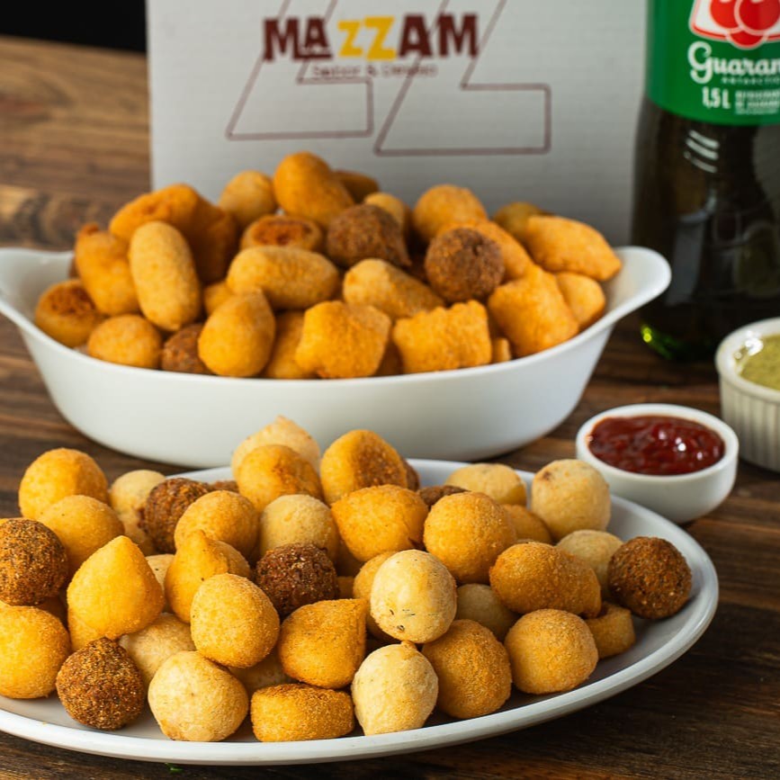 100 Salgadinhos de festa + 1 Guaraná Antárctica 1.5L. Sabores: Coxinha, bolinha de queijo, presuntinho, kibe, salsicha, camarão, calabresa c/ catupiry e bolinha de carne. (PODENDO RETIRAR SOMENTE ATÉ 3 SABORES)