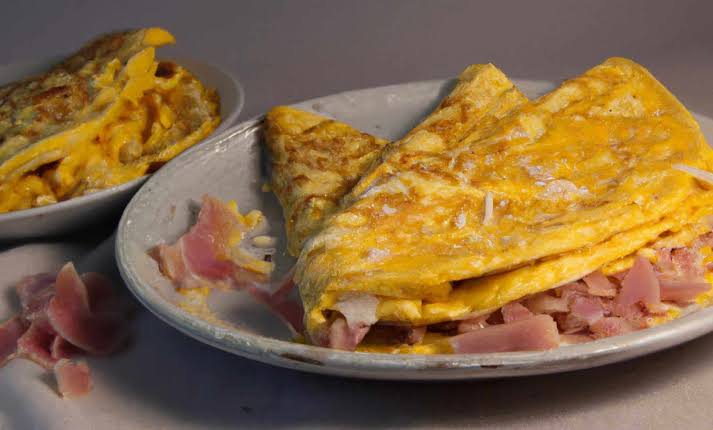 Omelette con jamón y queso