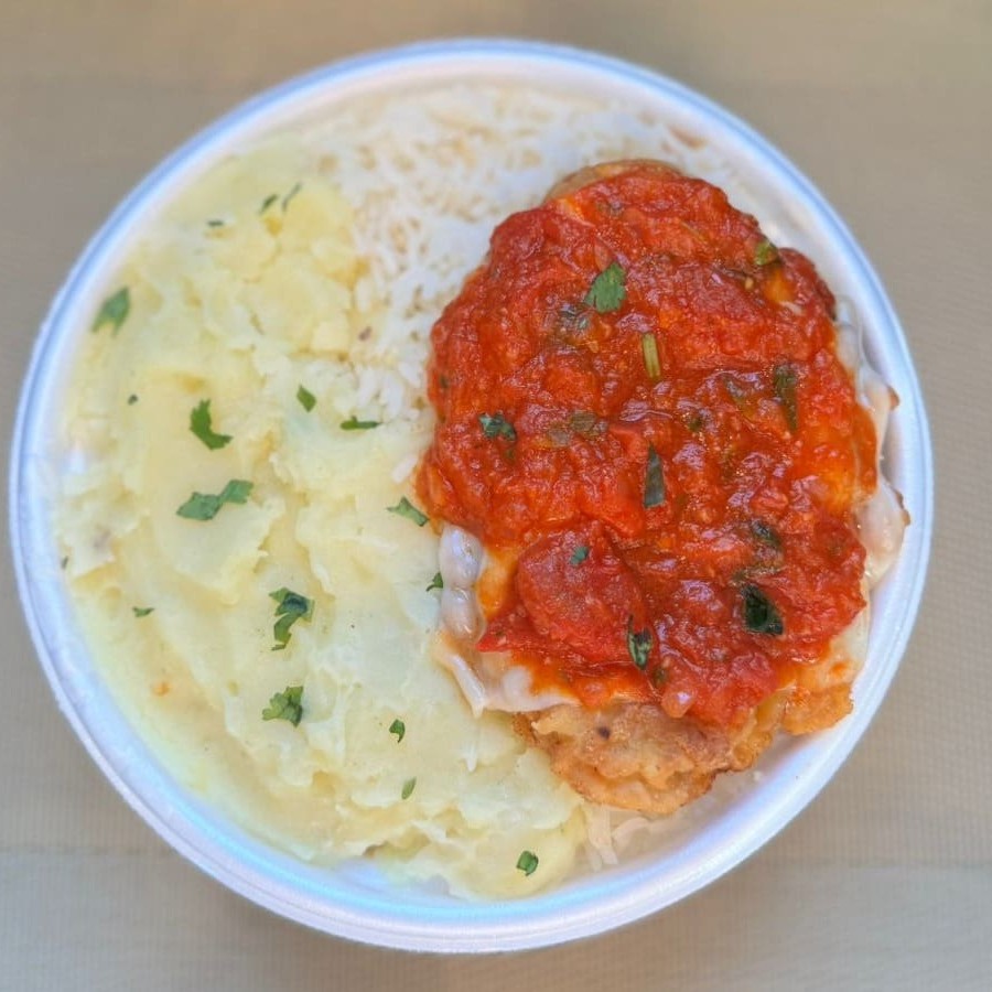 Marmita com delicioso filé de frango parmegiana (empanado na massa crocante coberto com molho de tomates e queijo) acompanhado de arroz branco e purê de batatas inglesas. Marmita indicada para 01 pessoa.