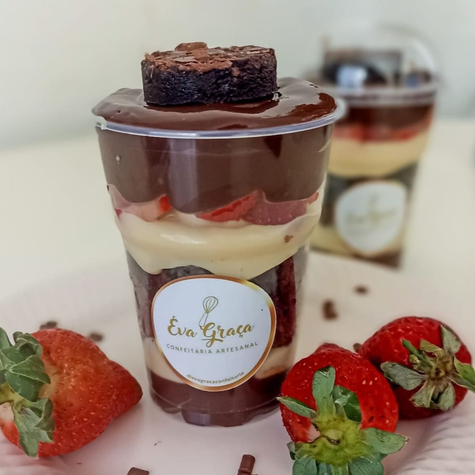 O Copo da felicidade Duo com morango tem uma combinação de sabores perfeita com camadas de brigadeiro trufado de chocolate e brigadeiro trufado de Ninho, brownie feito com chocolate meio amargo e morangos em pedaços. Copo 200ml 240g aproximadamente