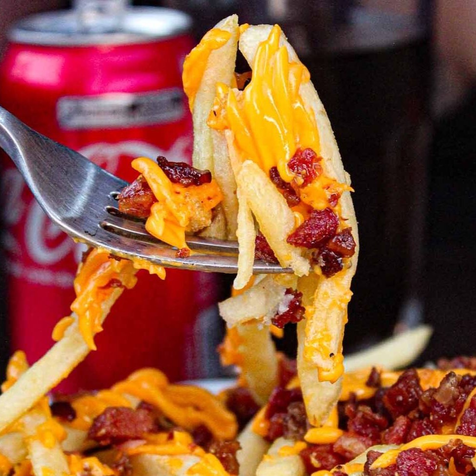 Bastante batata + cheddar e bacon A batata vai na bandeja de 750ml de alumínio.