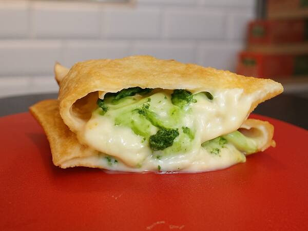 Pastel de 21cm, recheado com a cremosidade da Mussarela, o sabor irresistível do bacon em cubos, brócolis al dente e finalizado com Catupiry. Cada mordida é uma festa para o paladar!