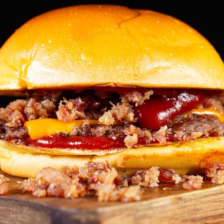 O nosso smash bacon combina um Blend artesanal de 80g smashado + queijo cheddar derretido, farofa de bacon e pão brioche selado na manteiga.