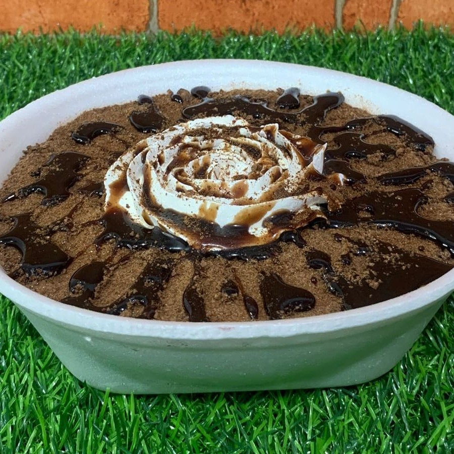 Delicioso Açai com Creme especial de Ovomaltine, Ovomaltine extra crocante, Calda de chocolate e Chantilly.