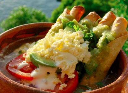 5 Tacos Dorados con Consomé de Pollo y Verduras
