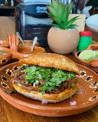 Cemita de Birria con Queso