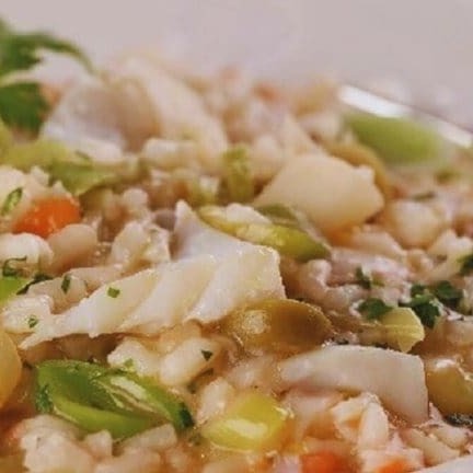 Risoto de bacalhau com alho poro feito com arborio,bacalhau desfiado ,alho poro e finalizado com parmesão
