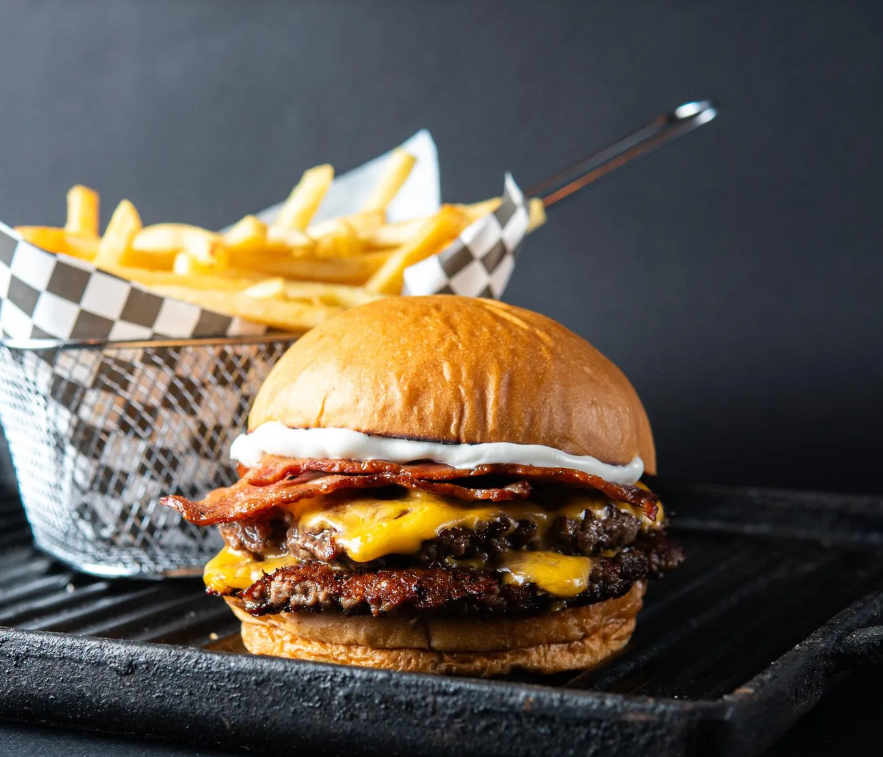 Burger cheese and bacon + Papas 120gr