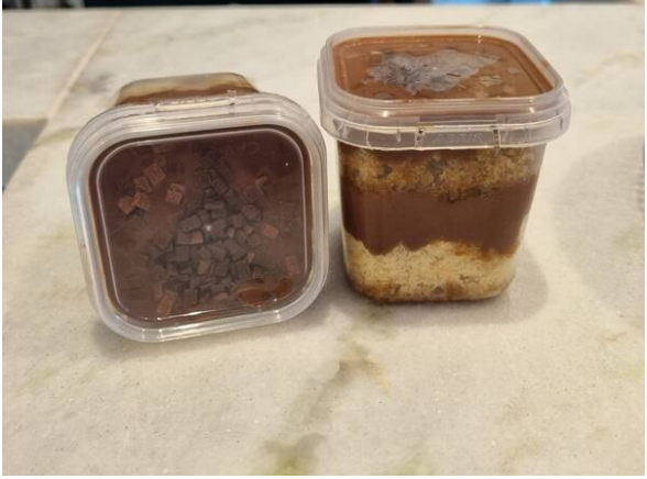 Massa de baunilha malhadinha com calda de café expresso  Creme de cappuccino Finalizando granule