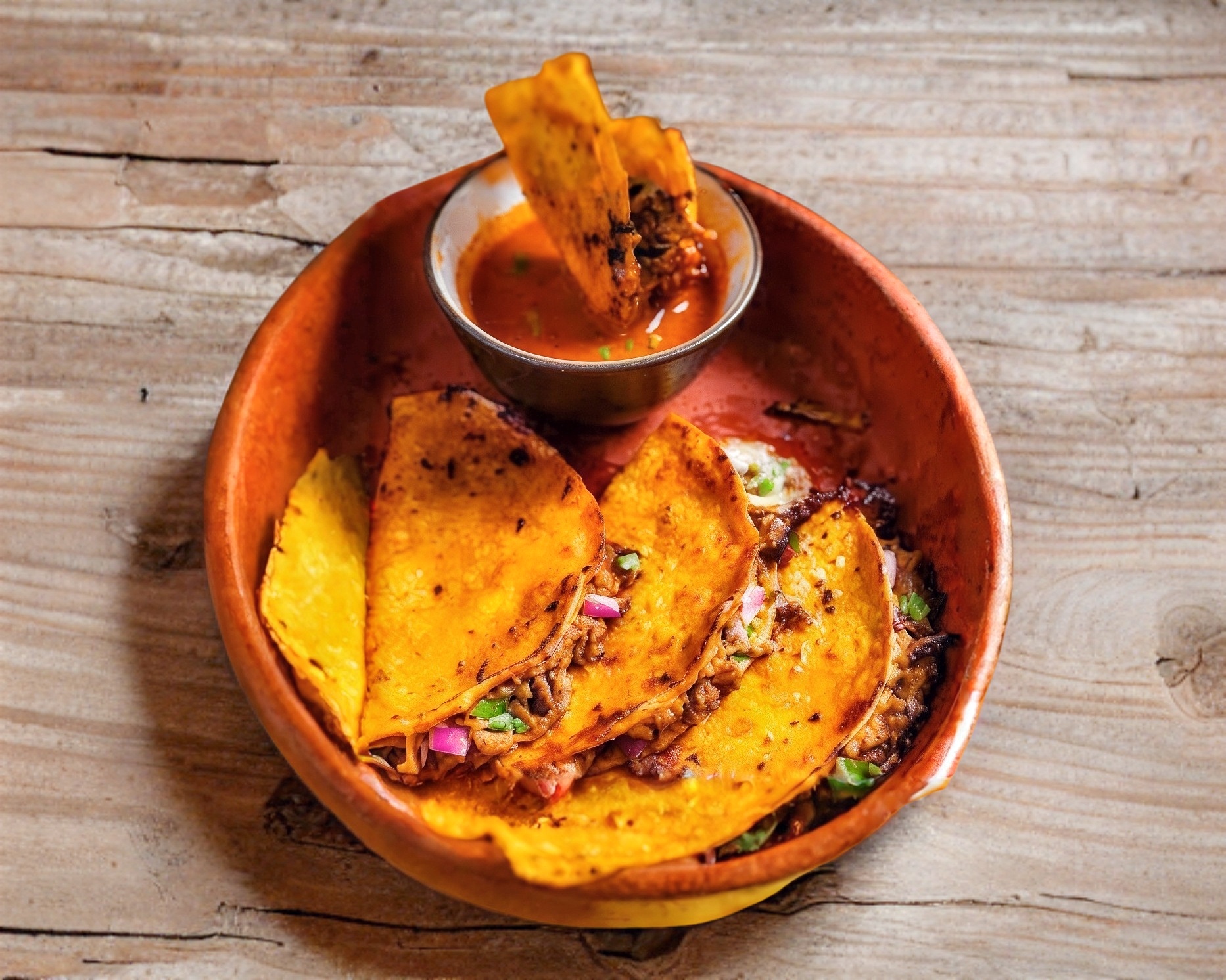 Quesabirria Tortilla de Maíz más Vaso de Consomé.