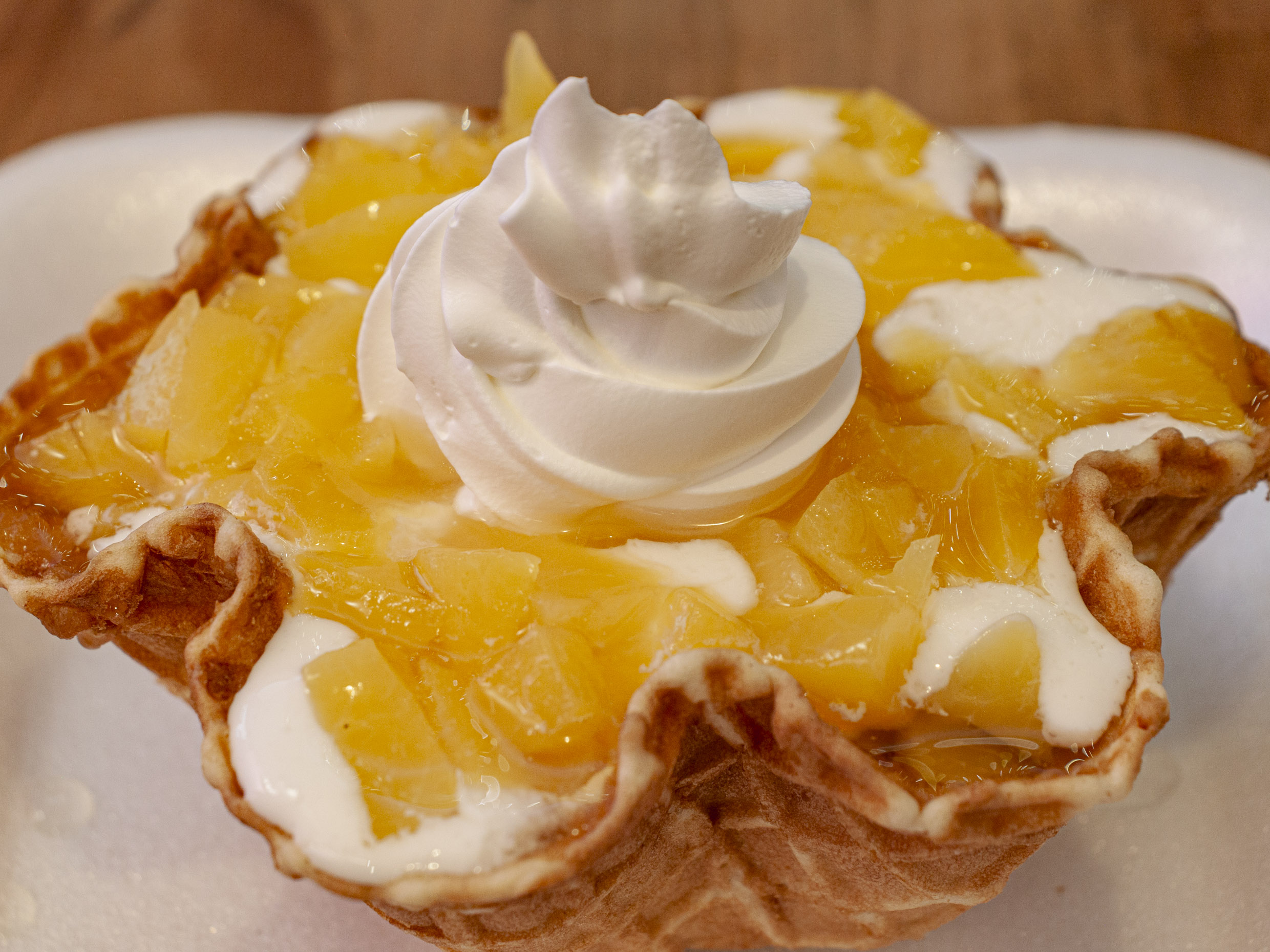 Duraznos en Almíbar con Crema en  Canasta de Galle