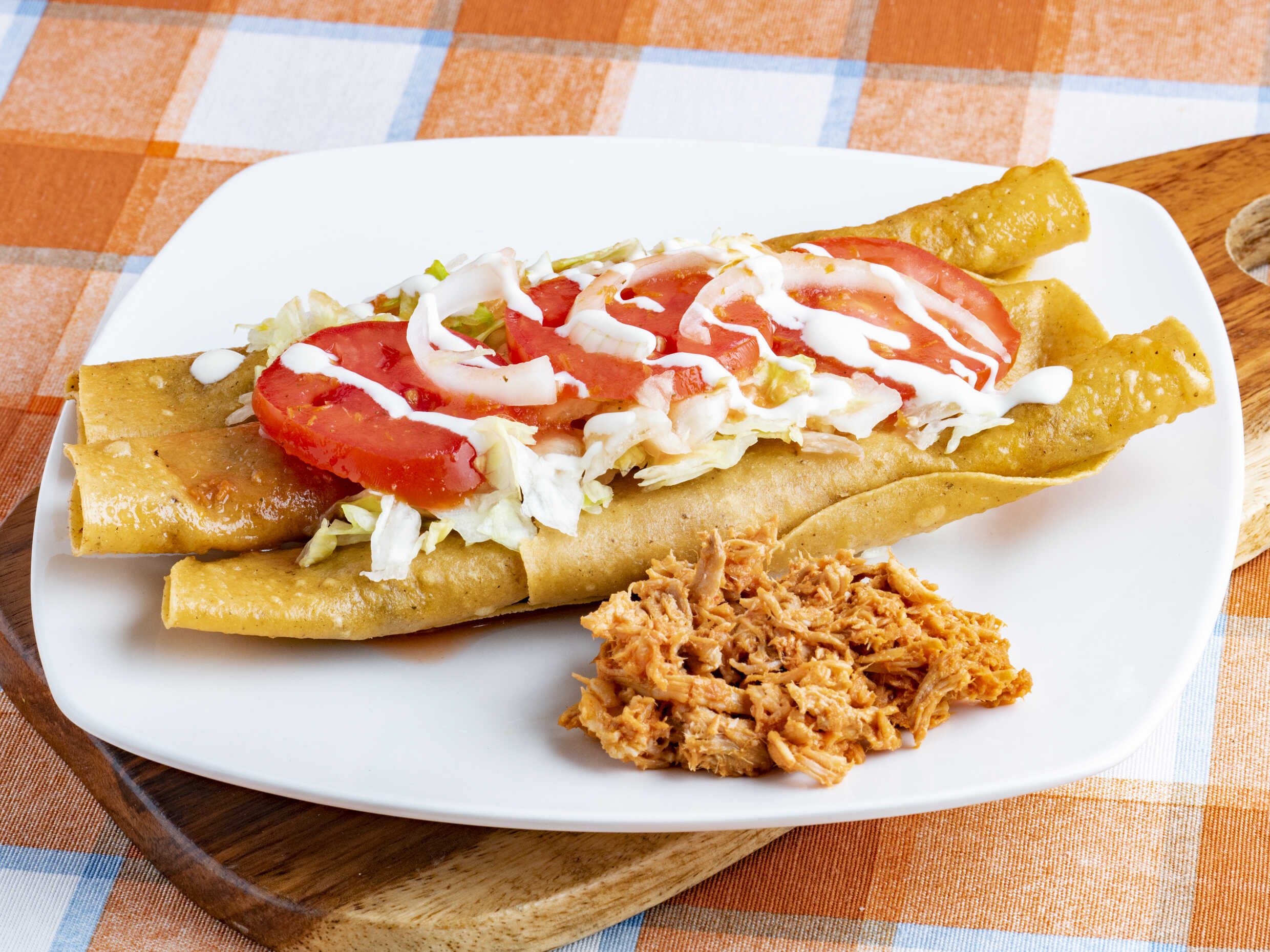 6 Flautas con Carne + 2 Agua Fresca