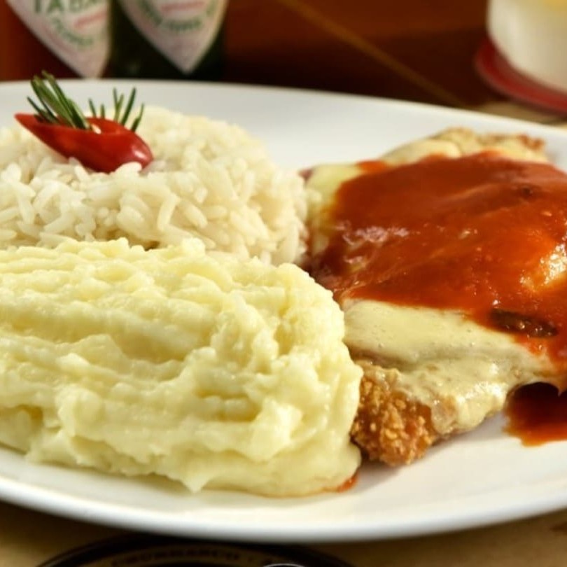 Acompanha arroz, feijão e purê