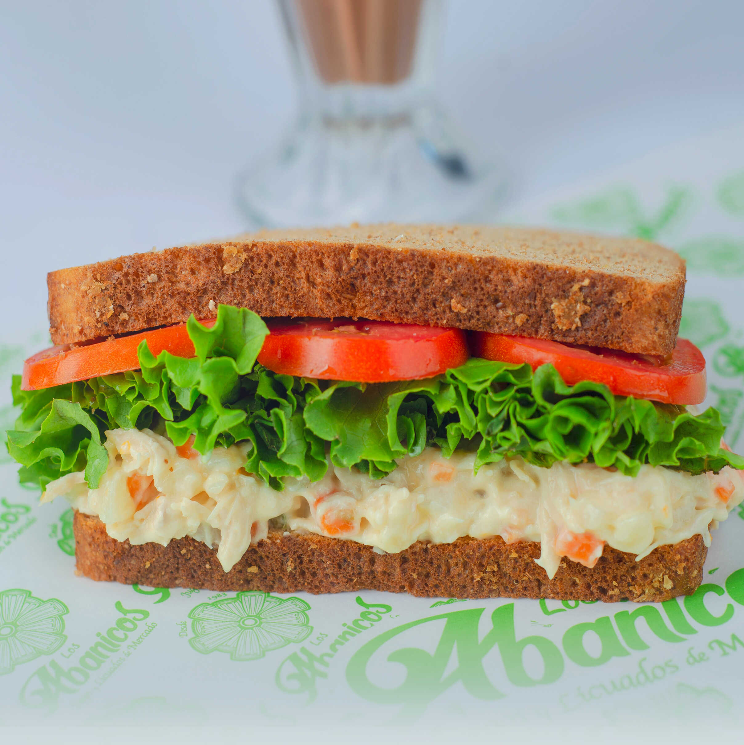 Combo-Jugo Verde+Sándwich de Ensalada de Pollo