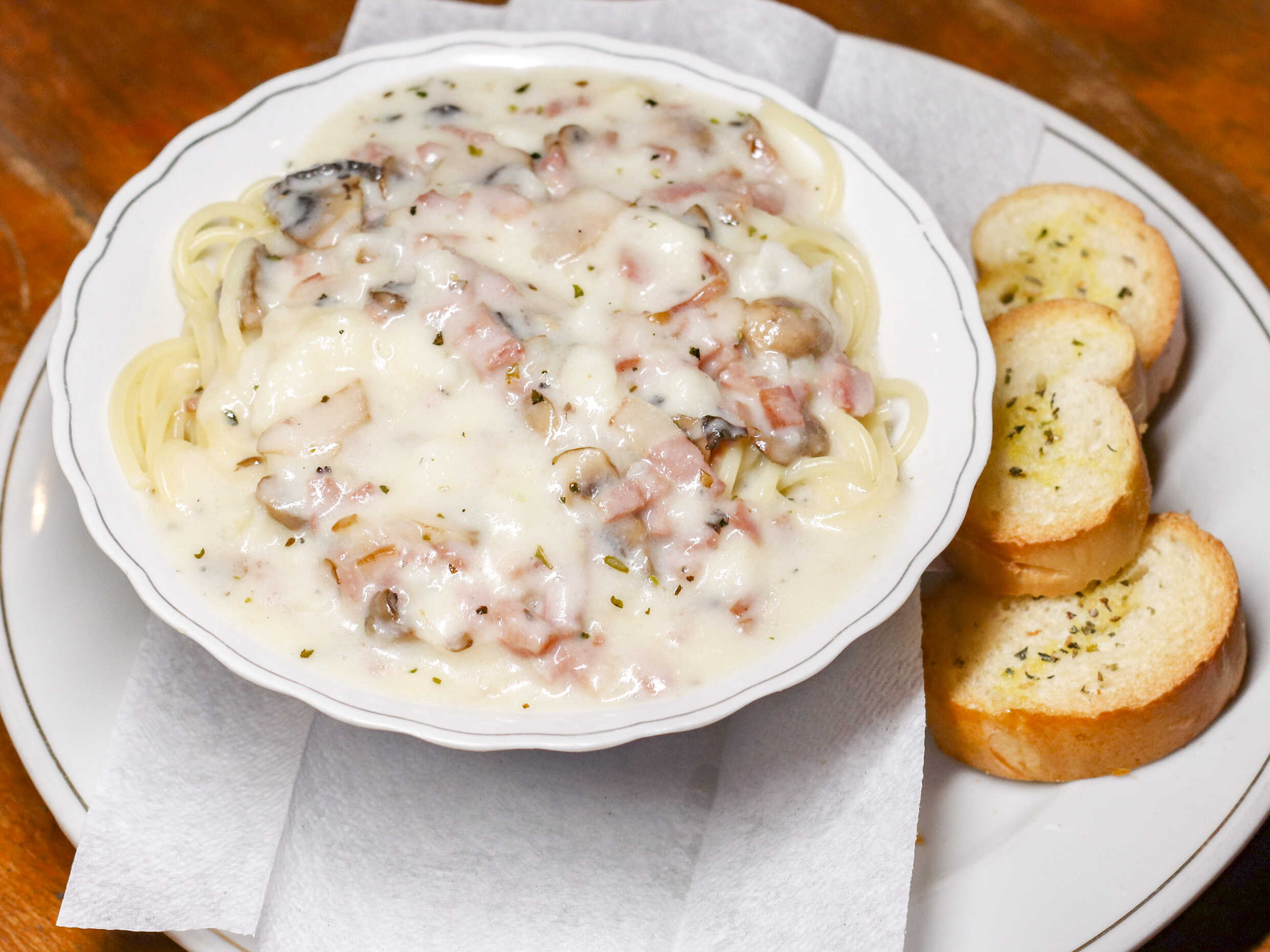 Espaguetti Champiñones y Tocineta en Salsa Blanca