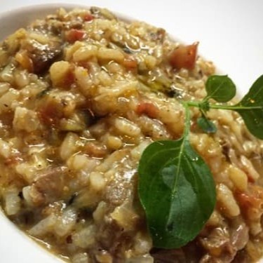 Todos os nosso risotos são elaborados com caldo de legumes feito na casa e fiarroz arborio finalizado com pamesão e mussarela(aproximadamente 600 grama)