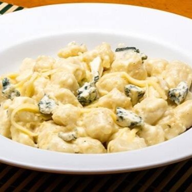 Prato de 400g com base de Molho branco com:  queijos frescos e de alta qualidade, como provolone, Catupiry, gorgonzola e parmesão