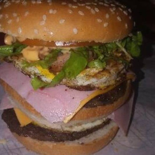 Acompanha: pão,2 carne Picanha, 2queijo,2 presunto,2 ovos 2 bacon, salada , batata palha e molho especial.