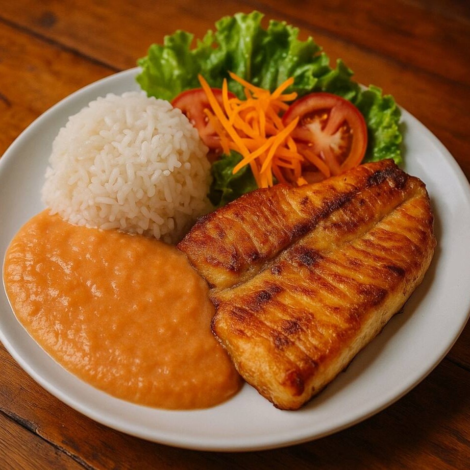 Filé de Peixe Grelhado ou Empanado ( escolha o modo de preparo). Acompanha arroz soltinho, pirão cremoso e salada fresca. Sabor autêntico, feito com temperos naturais e muito carinho!
