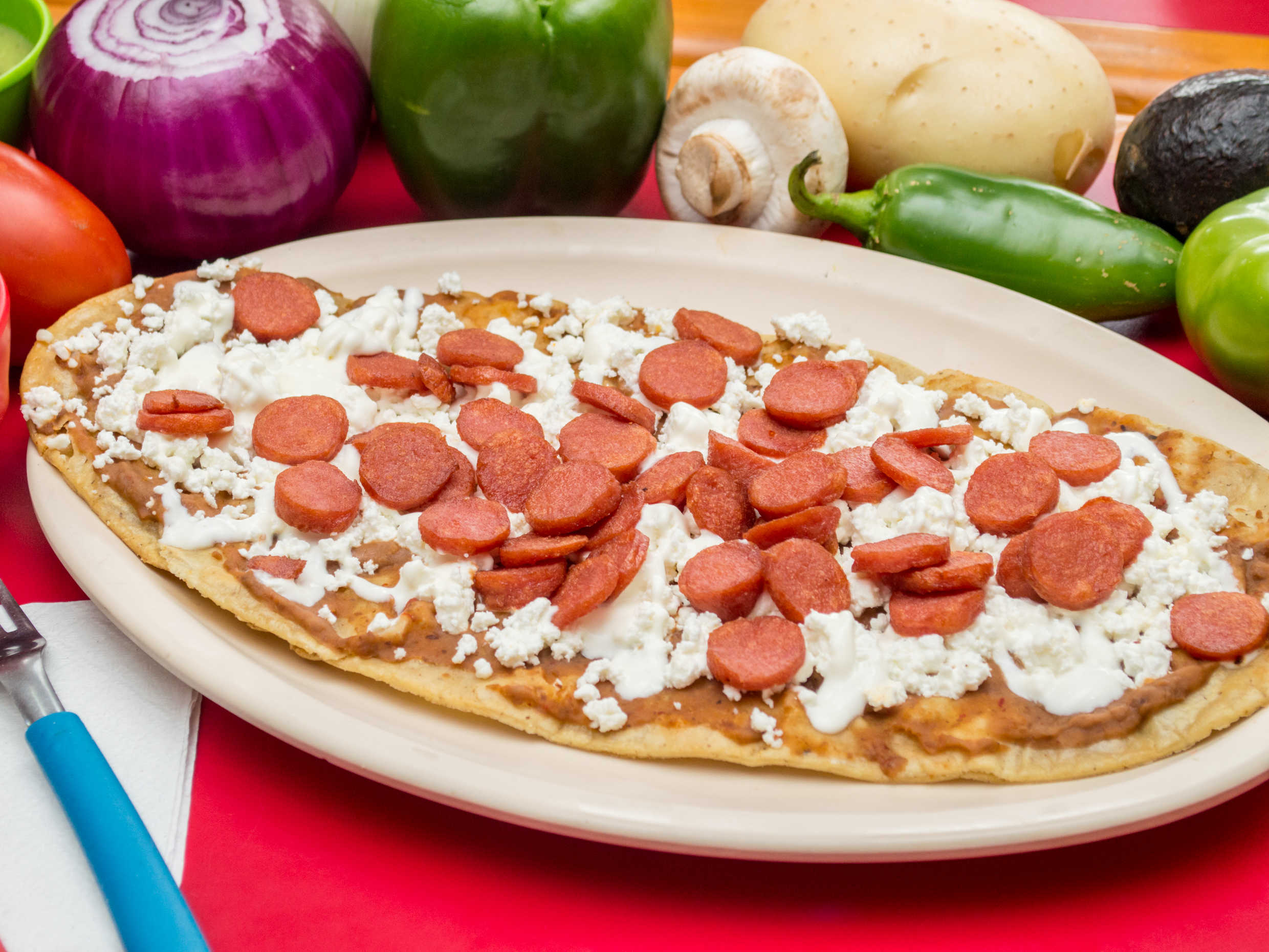 Huarache con Salchicha
