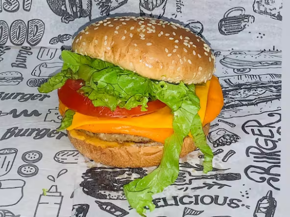 Pão de corte, carne, cheddar fatiado, cheddar cremoso, alface, tomate e molho especial !