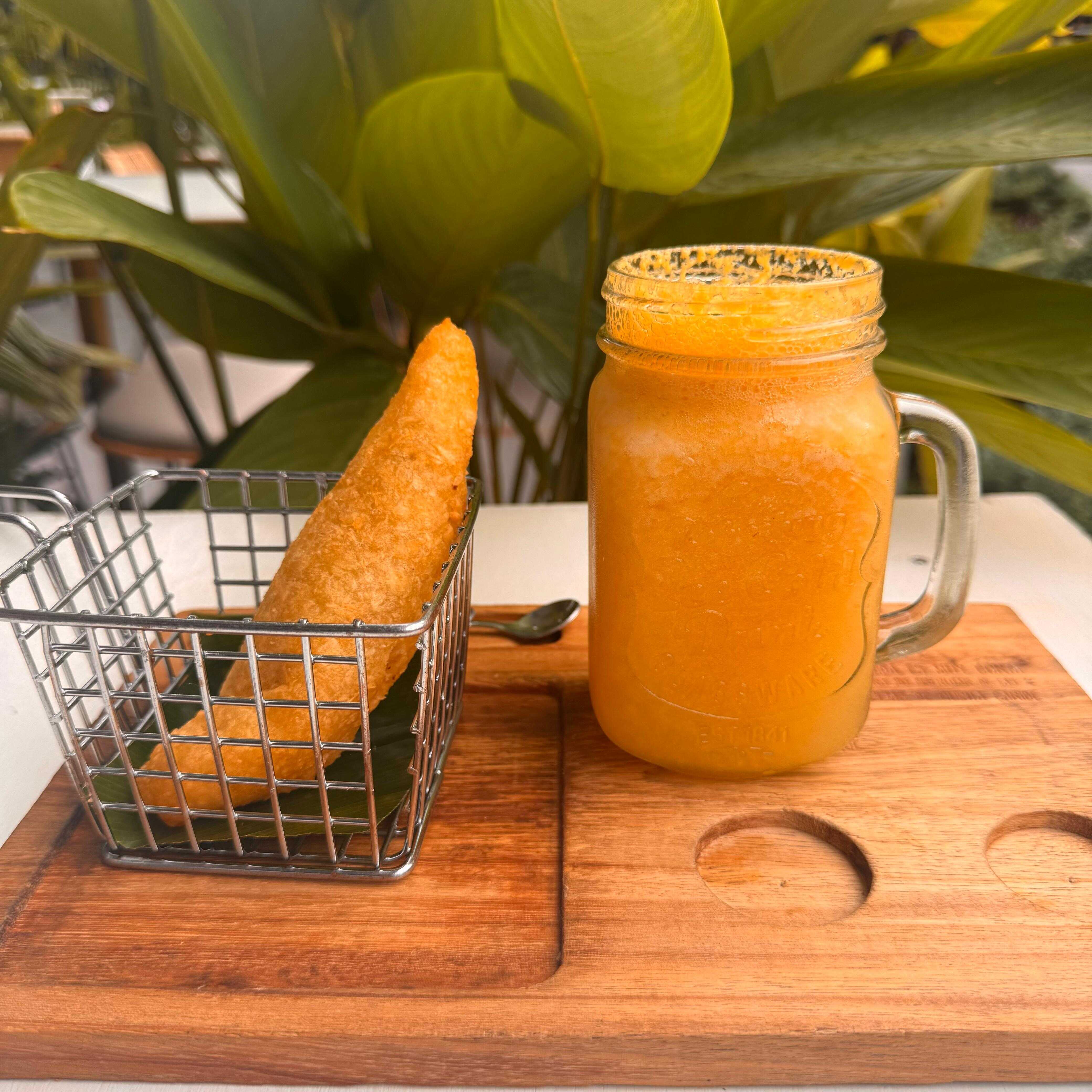 Carimañola de Carne más Jugo de Guayaba Agria
