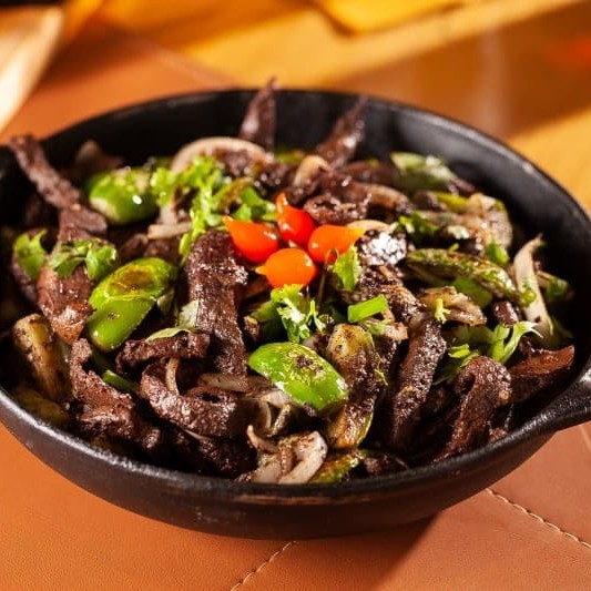 Saborosa marmita de Fígado Acebolado acompanhada por arroz , feijão mega temperado, farofa, salada e Guaraná natural mega gelado