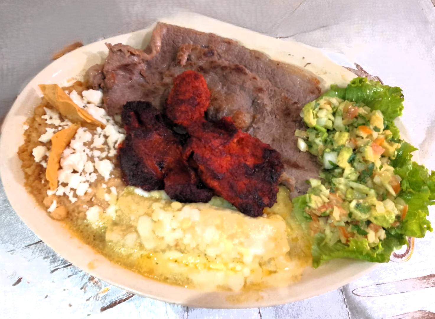 Plato mixto y bebida