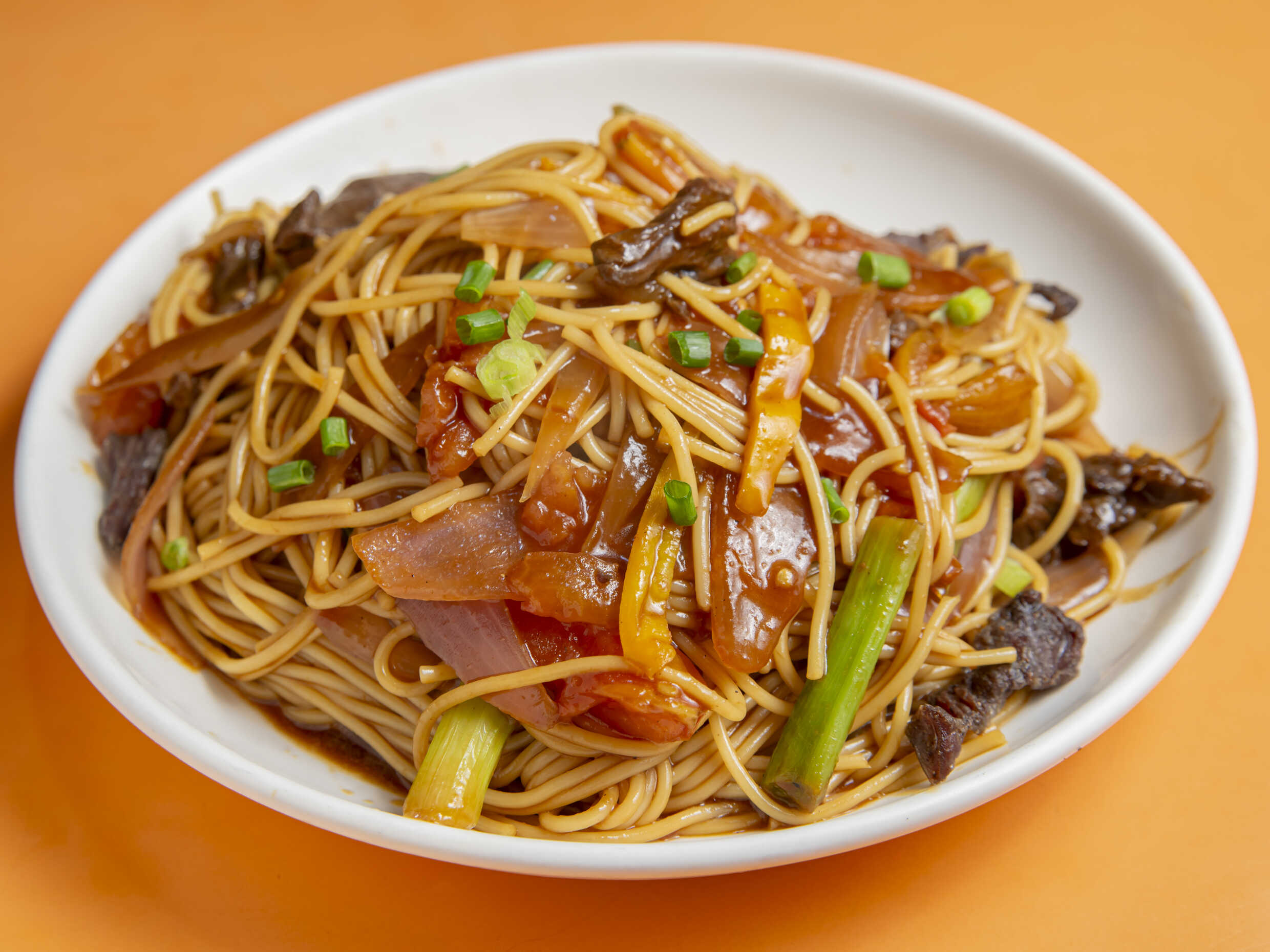 Tallarín Saltado criollo  Pollo